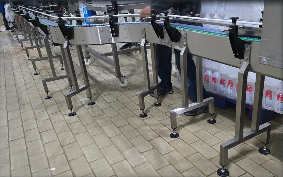 Línea de producción con transportadores fabricados por SEEA en planta