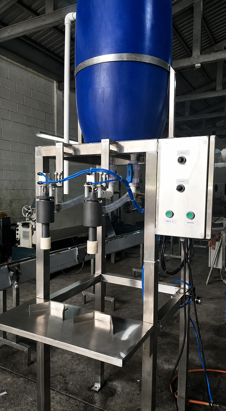Llenadora semiautomática para productos corrosivos con componentes de PVC fabricada por SEEA