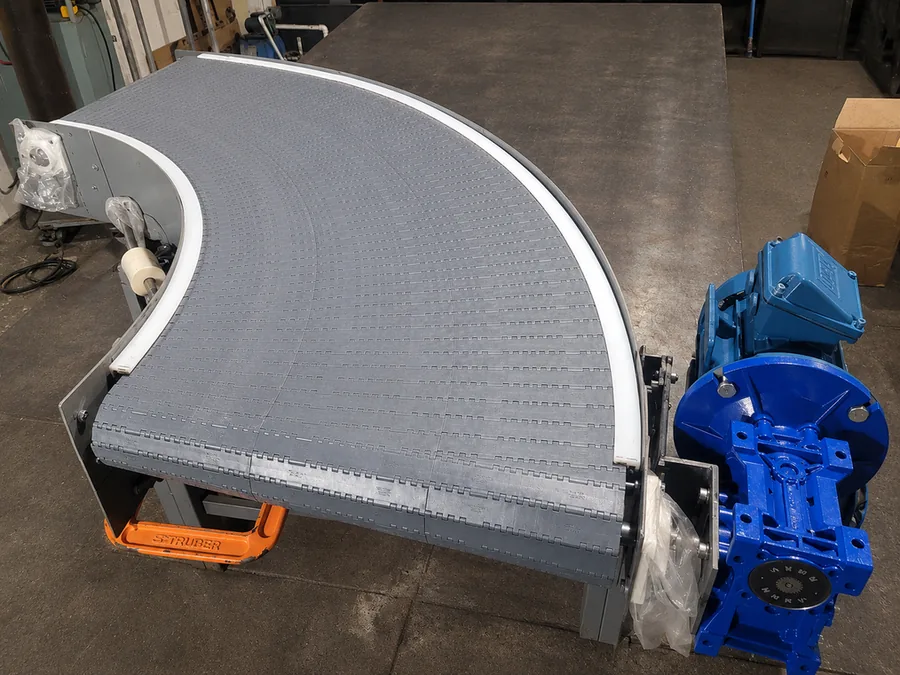Transportador curvo de banda modular fabricado por SEEA