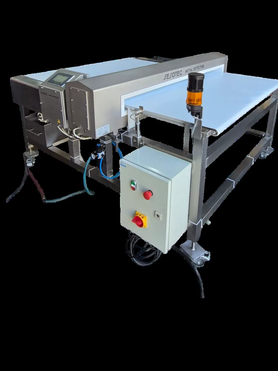 Transportador con banda PVC para detector de metales fabricado por SEEA