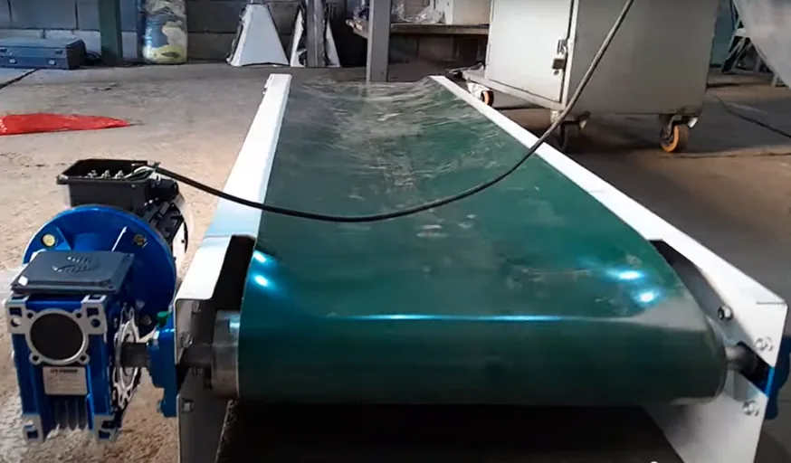Transportador recto con banda de PVC fabricado por SEEA